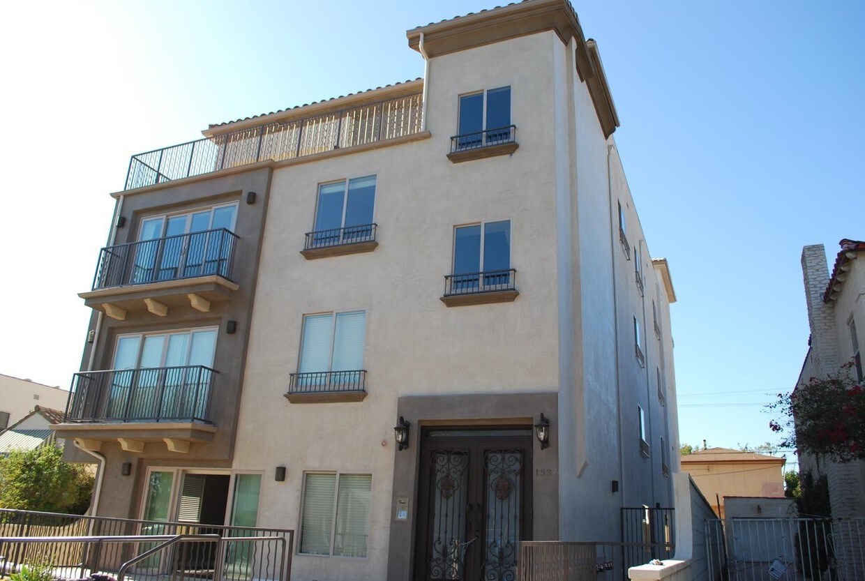 Holt Townhomes 1537 S Holt Ave Los Angeles, CA Apartments for Rent