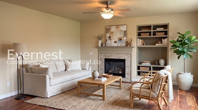 Foto del edificio - 5 Bed/4 Bath Home with Fenced Yard & Garage / Available Now!