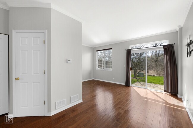 Foto del edificio - 1353 Longchamps Ct