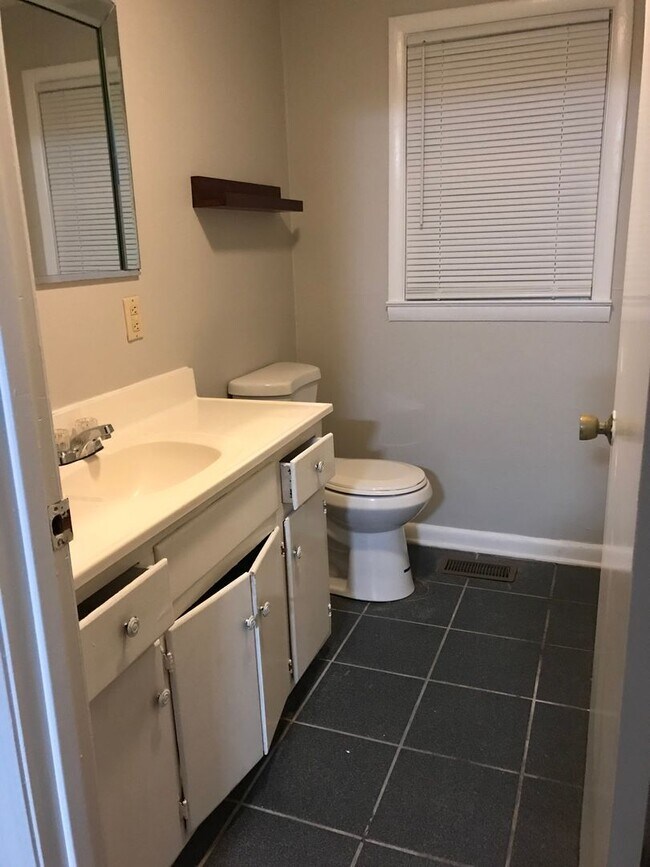 Building Photo - Charming 2 Bed/ 1 Bath Home in Madison