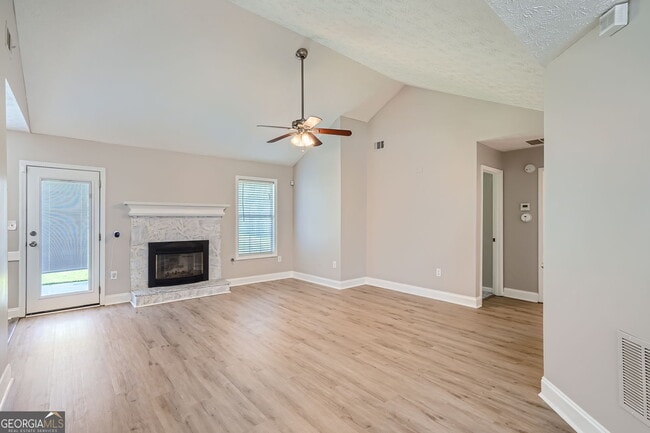 Building Photo - 1525 Snow Hill Dr