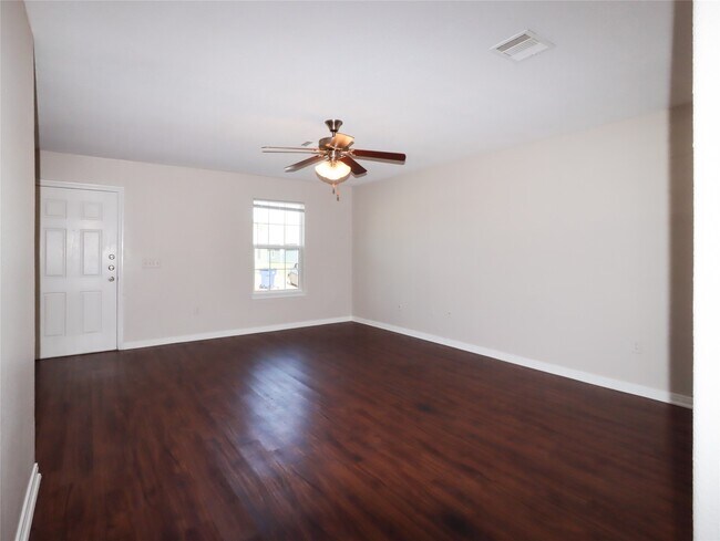 Foto del edificio - 7413 Blue Jay Dr