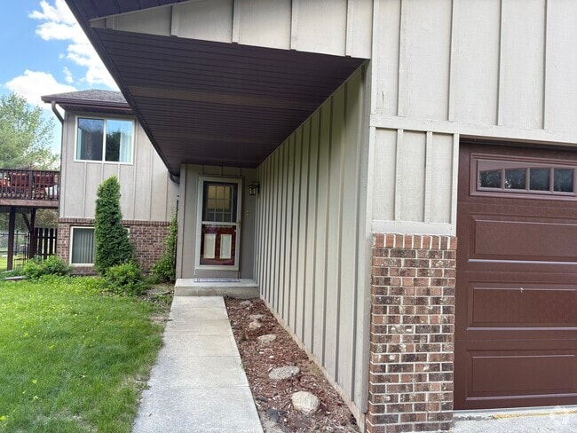 Building Photo - 2033 Greenwood Dr