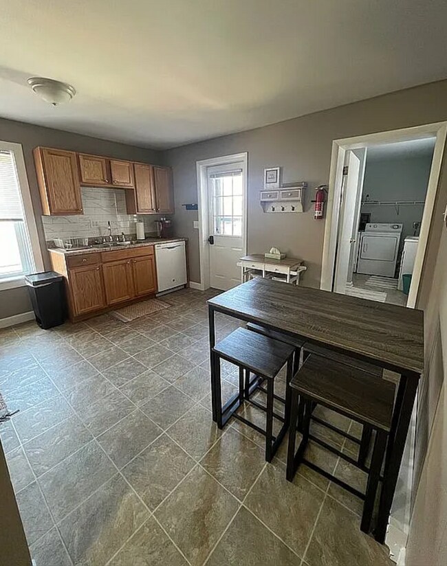 Cocina grande con comedor - 533 N 2nd St