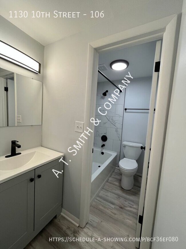 Building Photo - Studio Apartment in Great Golden Location!