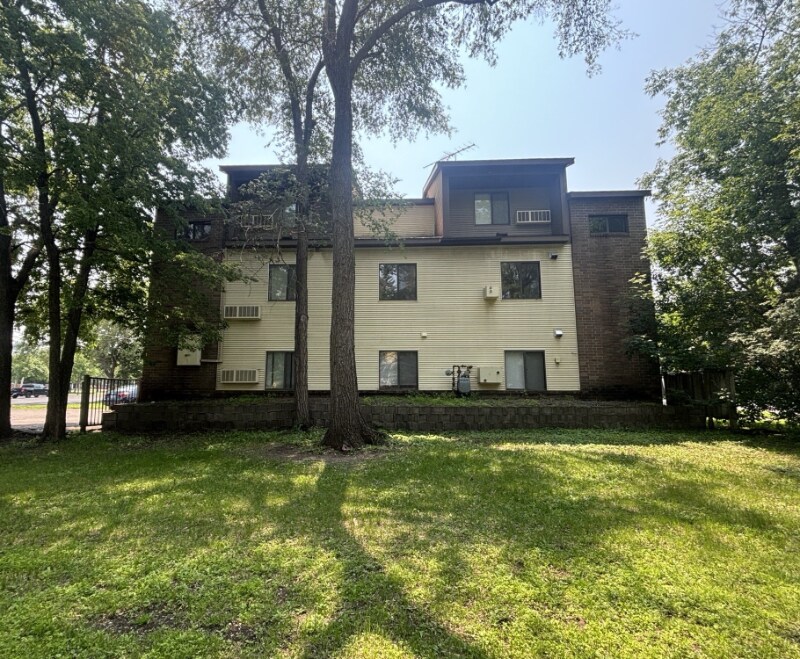 Building Photo - 418 5th Ave S