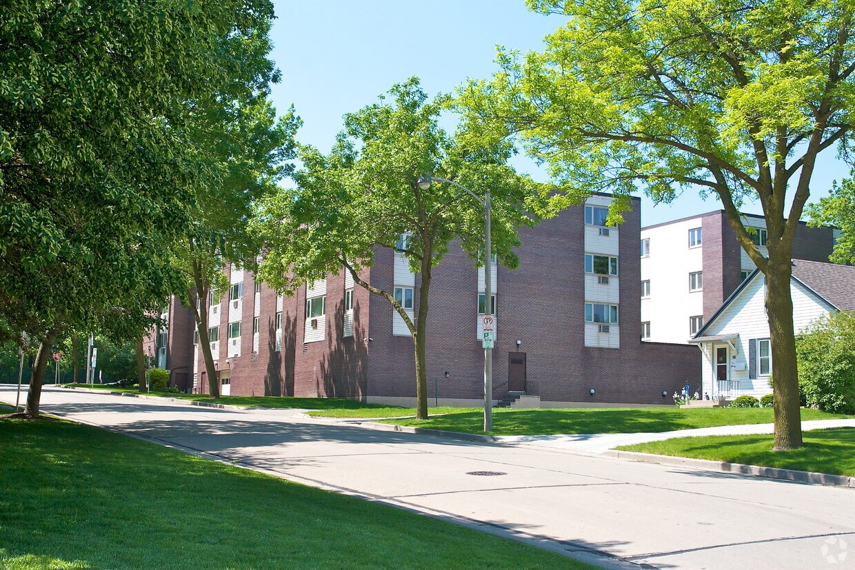 Dolphin Square Apartments Milwaukee, WI
