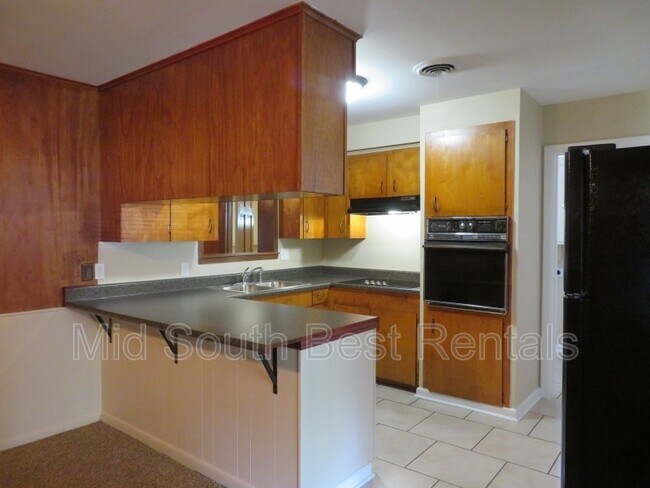 Building Photo - 6900 Cloverdale Dr