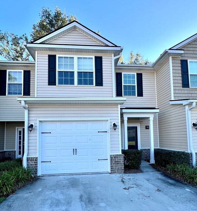 Foto del edificio - Charming Town Home Available Now!!