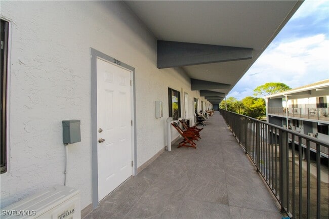 Building Photo - 826 Wiggins Pass Rd