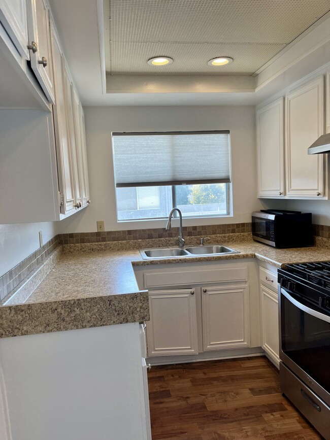 Foto del edificio - 28167 Robin Ave