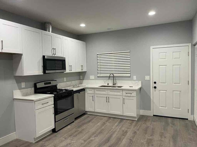 Foto principal - 240 W 2nd St