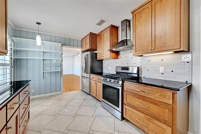 Building Photo - 1203 W 40th St
