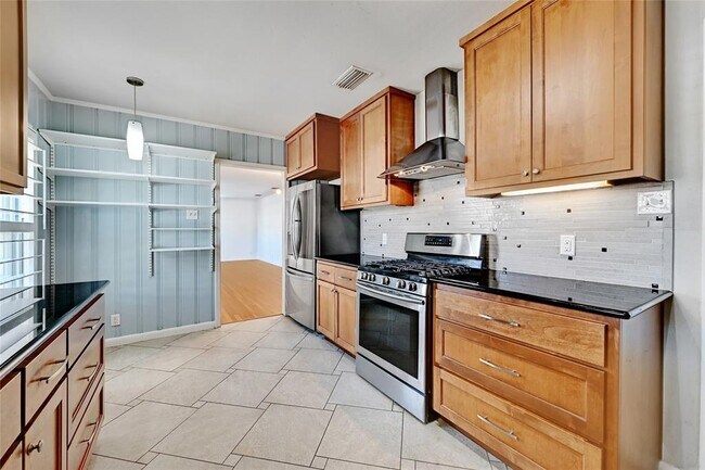Foto del edificio - 1203 W 40th St
