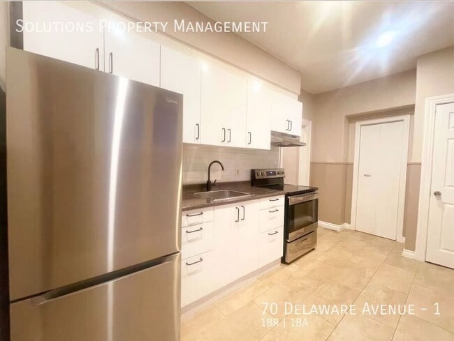 Photo du bâtiment - **Beautiful & Bright Updated 1 Bedroom Mai...