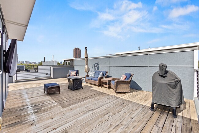 Building Photo - 4526 Deere St