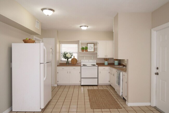 Building Photo - Half Off! 1 Bedroom, 1 Bathroom Home for R...