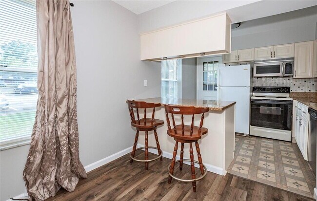 Building Photo - Bright & Spacious Unit with Natural Light