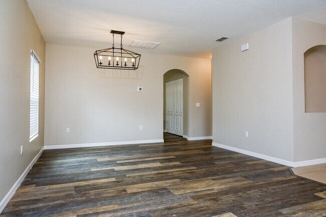 Building Photo - 6881 Glenbrook Dr