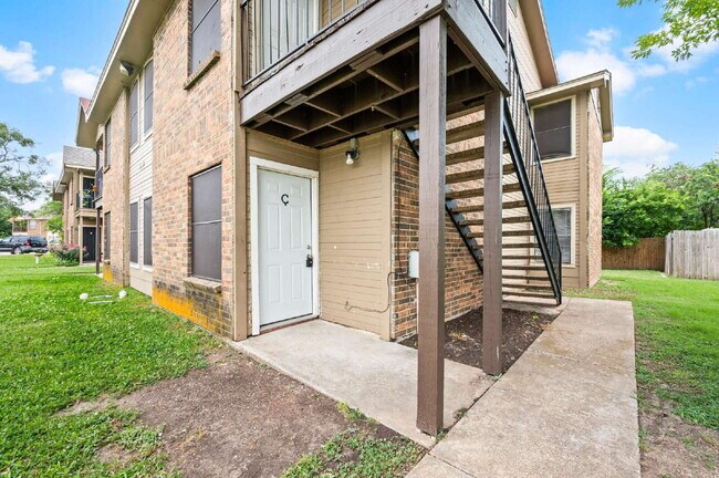 Building Photo - "Charming 2-Bed, 2-Bath in Haltom City – 901 Sq!"