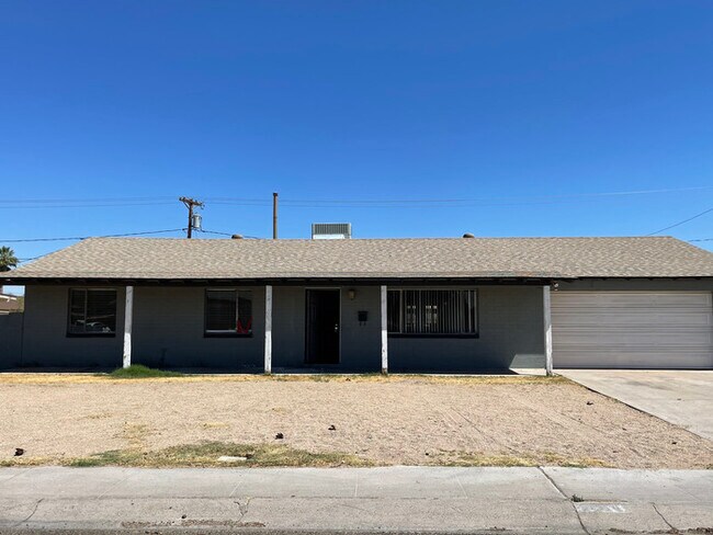 Foto del edificio - 4/2, w/two garage, storage and fenced yard