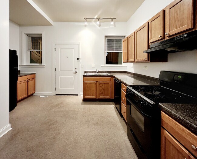 Foto del edificio - Income Restricted - Spacious 2 bed in Alba...