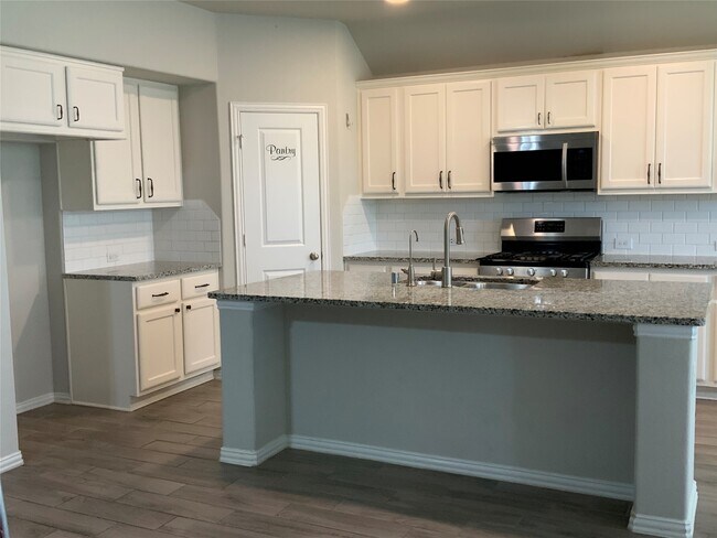 Foto del edificio - 7310 Saddle Tree Dr