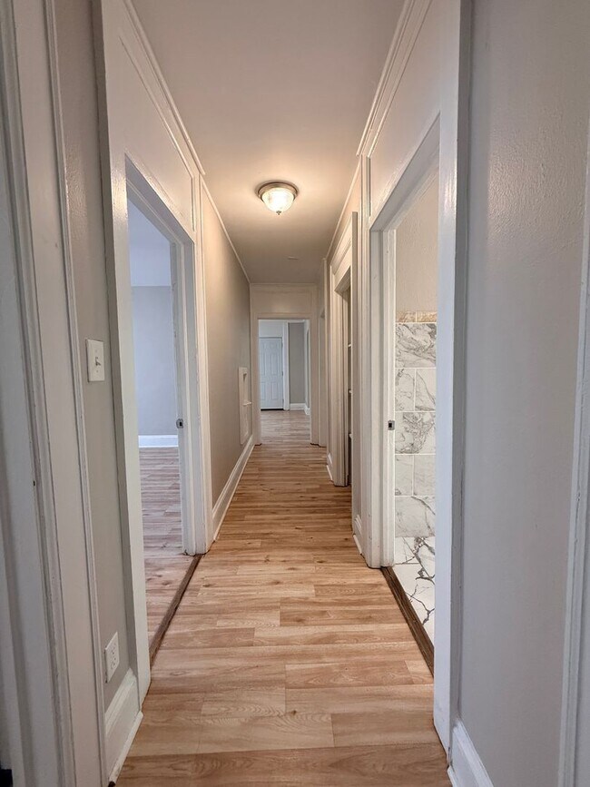 Foto del edificio - For Rent- 3 Bedrooms, 1 bath