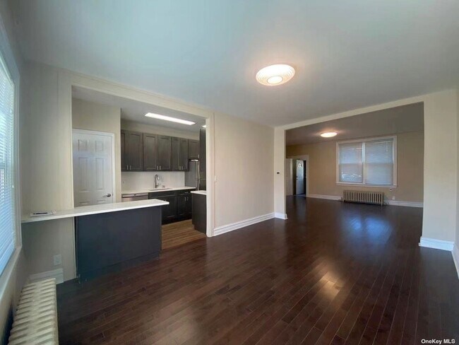 Foto del edificio - 82-57-82167 167th St