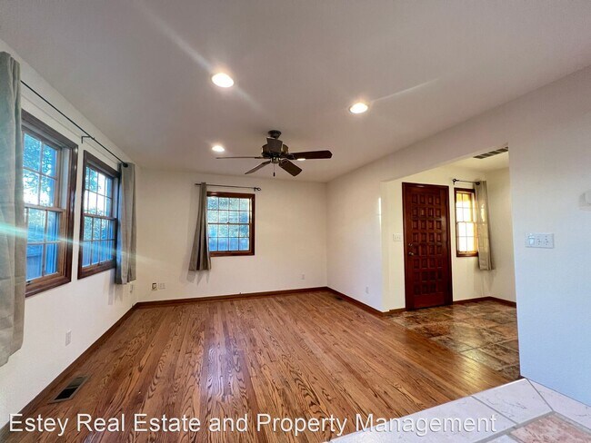 Building Photo - 1 br, 1.5 bath House - 480 East G Street