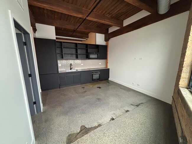 Building Photo - 2061 N Southport Ave