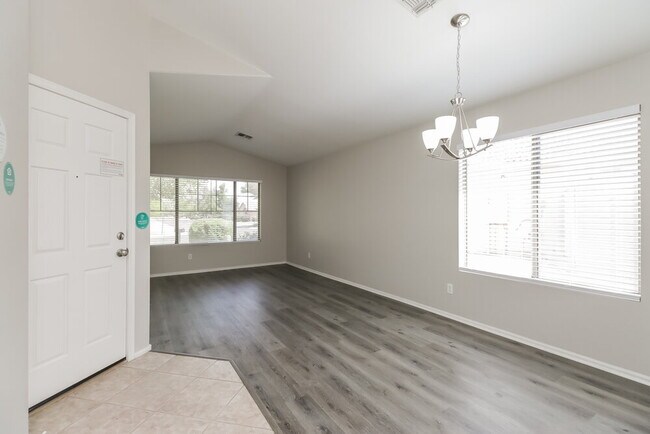 Building Photo - 1427 E Vernoa St