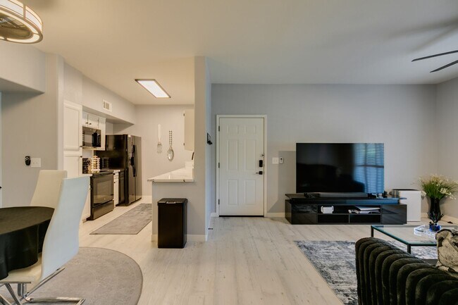 Foto del edificio - Stylish Fully Furnished 1BR Condo with Private Patio & Custom Closet