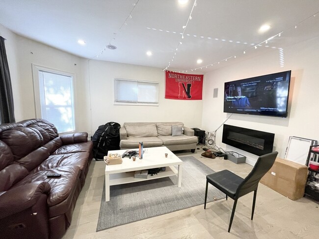 Building Photo - 21 Iroquois St