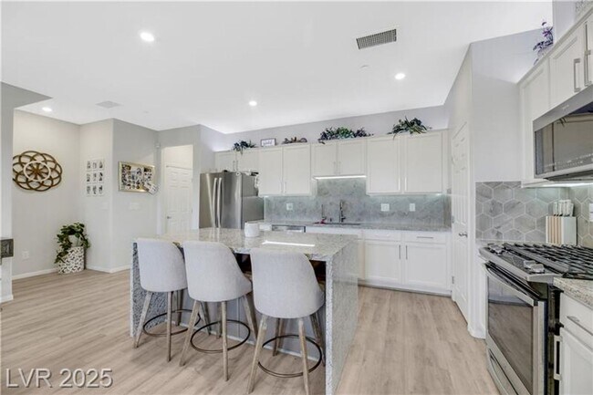 Foto del edificio - Modern 4-Bed Townhouse in Henderson