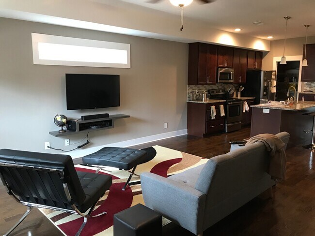 Building Photo - Large 2 Bedroom Condo For Rent Near Downto...