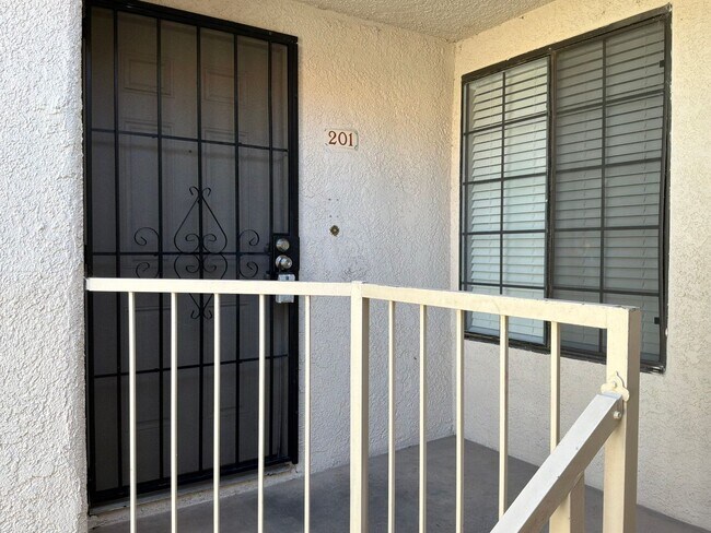 Foto del edificio - Condo 3 bedrooms 2 bathrooms 1 car garage gated subdivision.