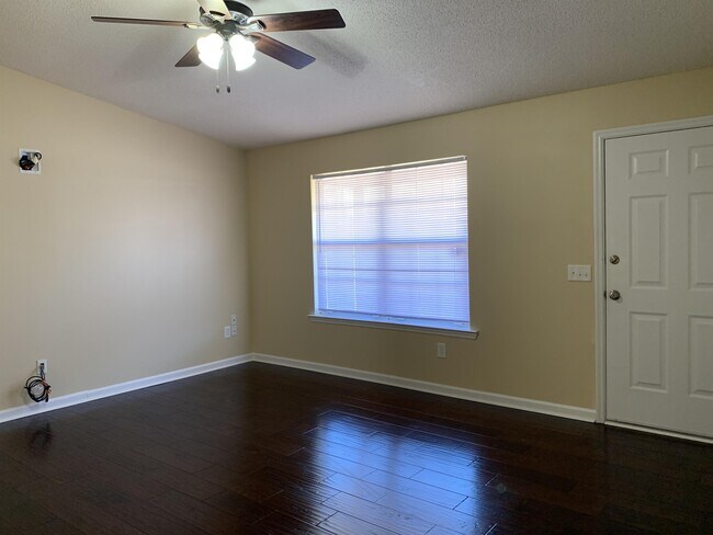 Foto del edificio - 1430 Paul Caswell Blvd