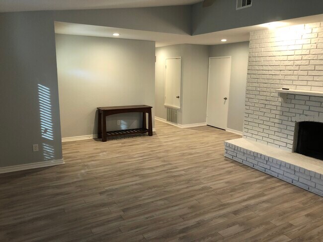 Building Photo - 407 Cambria Dr