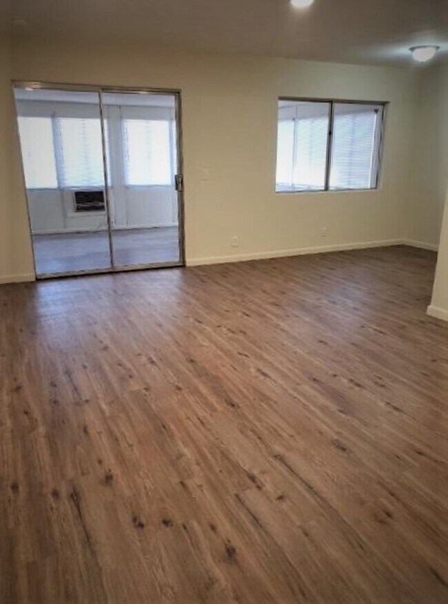 Foto del edificio - Price Reduced! Spacious 2 Bed, 2 Bath + Bo...