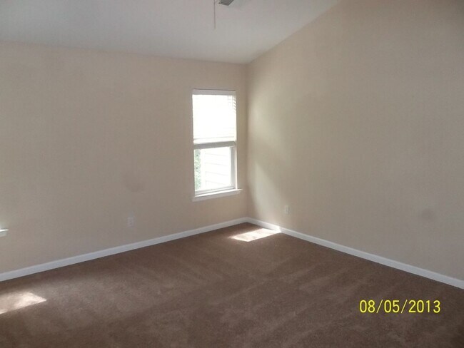 Building Photo - 4 bed 3.5 bath Townhouse Vineyard Square