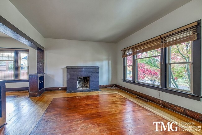 Building Photo - Stunning 4BD Craftsman in Excellent N Port...