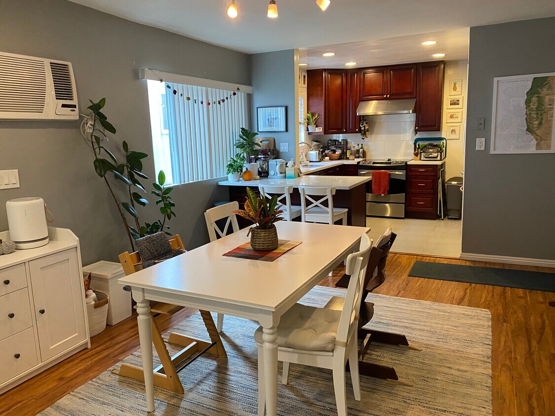 Dining area - 10614 Eastborne Ave