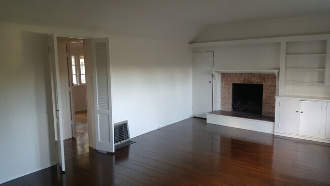 Building Photo - 8533 Rosewood Ave