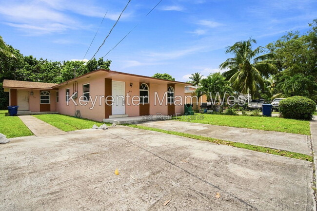 Foto del edificio - 872 NW 108th St
