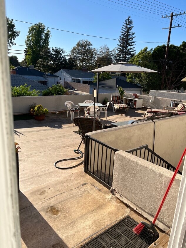Primary Photo - 4949 Cahuenga Blvd
