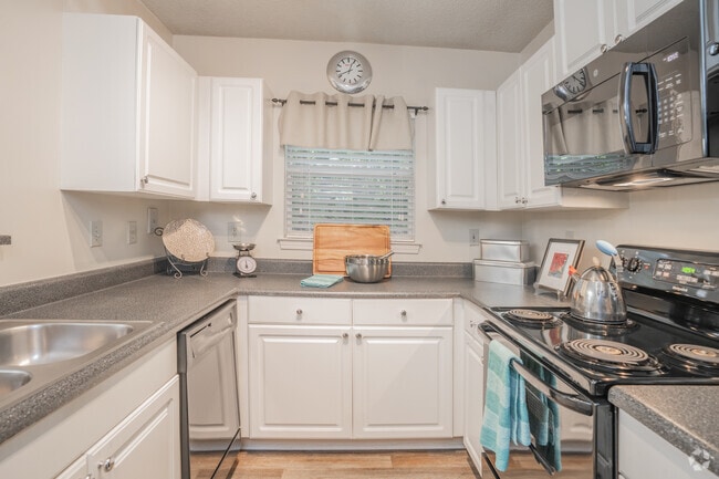 2BR, 2BA - 1,200SF - Kitchen - 771 Lindbergh Apartments