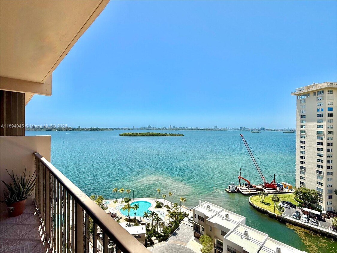 Primary Photo - 1800 NE 114th St