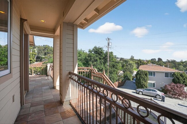 Building Photo - 2230 Sol St