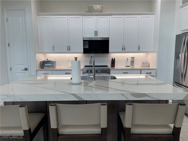 Foto del edificio - 6984 Saona CT